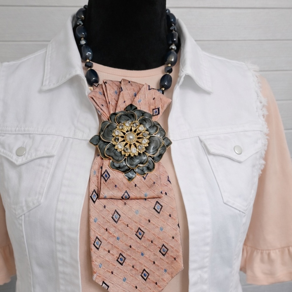 Jos A. Bank Pink & Blue Necktie Necklace w/Lg Stunning Brooch Beaded Necklace